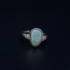 18K Y/G Light Opal & Diamond Ring 2.33cts 6RD=0.11cts